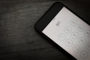 smartphone dialing 911