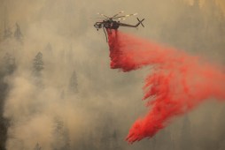 helicopter drops fire retardant