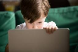 kid using laptop